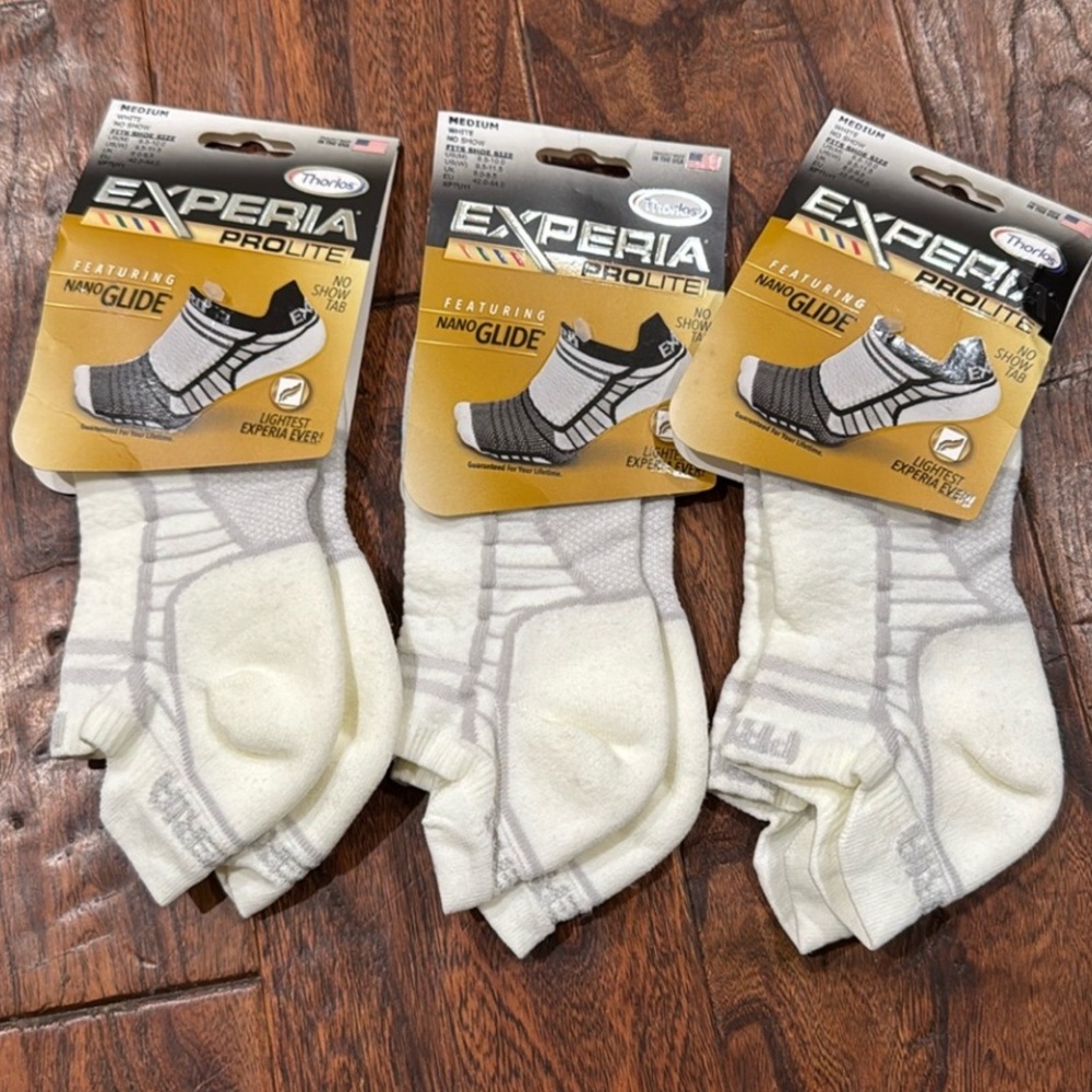 THORLO EXPERIA SOCKS 6 PAIRS AVAILABLE - 5 WHITE - 1 BLACK MEDIUM NWT -